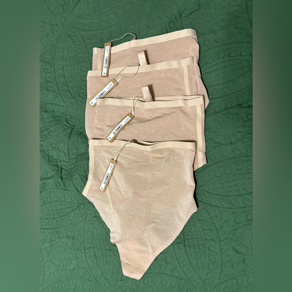 NWT Skims Medium Thongs (4)